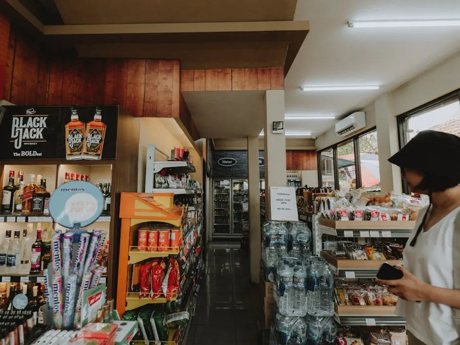 便利店内部陈列场景